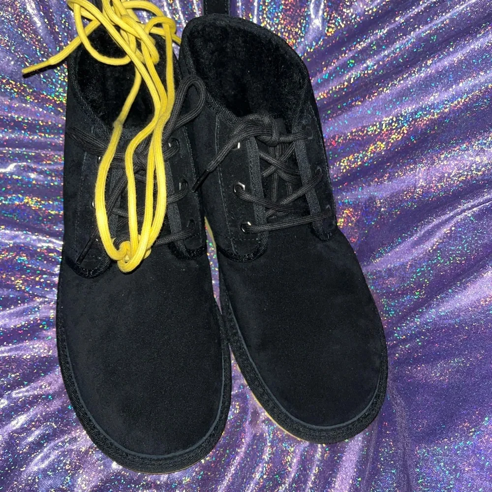 New UGG Mens Neumel Black Yellow Suede Fur Lined Ankle Chukka Boots